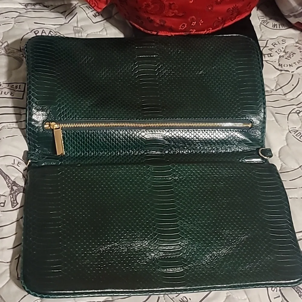 ⚘️⚘️EMBOSSED TORY BURCH REVA IN BEAUTIFUL DARK GREEN⚘️⚘️